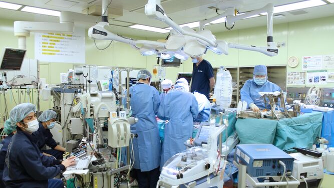 Un equipo médico del Hospital Universitario de Kioto (oeste de Japón) practica una operación para un trasplante de pulmón desde donantes vivos.