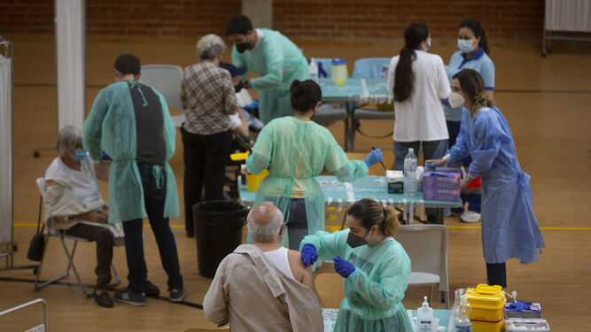 Vacunación colectiva en las instalaciones del SADUS, en Sevilla.