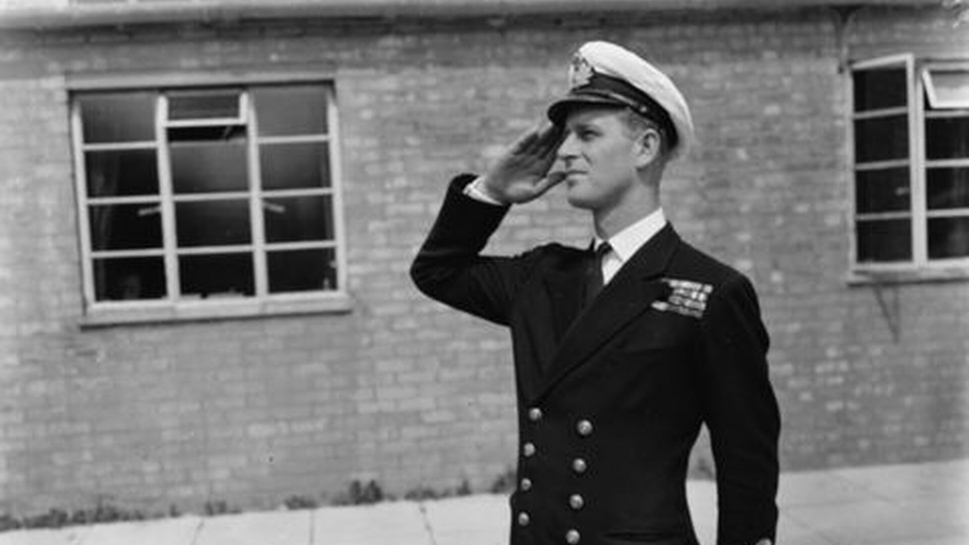 Vestido con uniforme de oficial de la Armada inglesa.