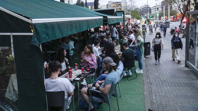 Bares de la Avenida de Ramón y Cajal atestados de jóvenes clientes al final de la tarde del pasado jueves.