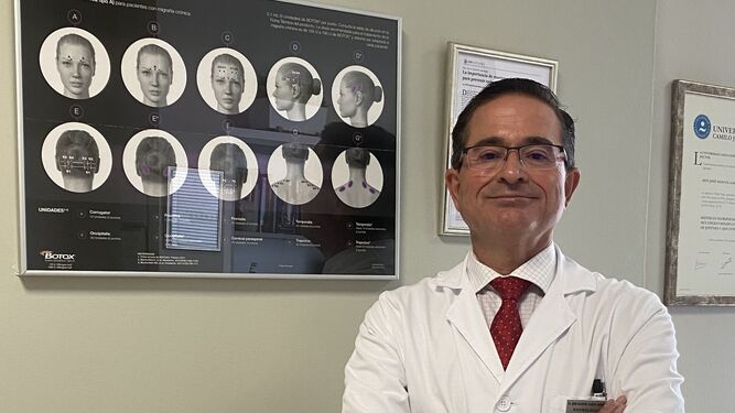El neurólogo José Manuel García Moreno, experto en casos difíciles de Parkinson,  en su consulta en Sevilla.