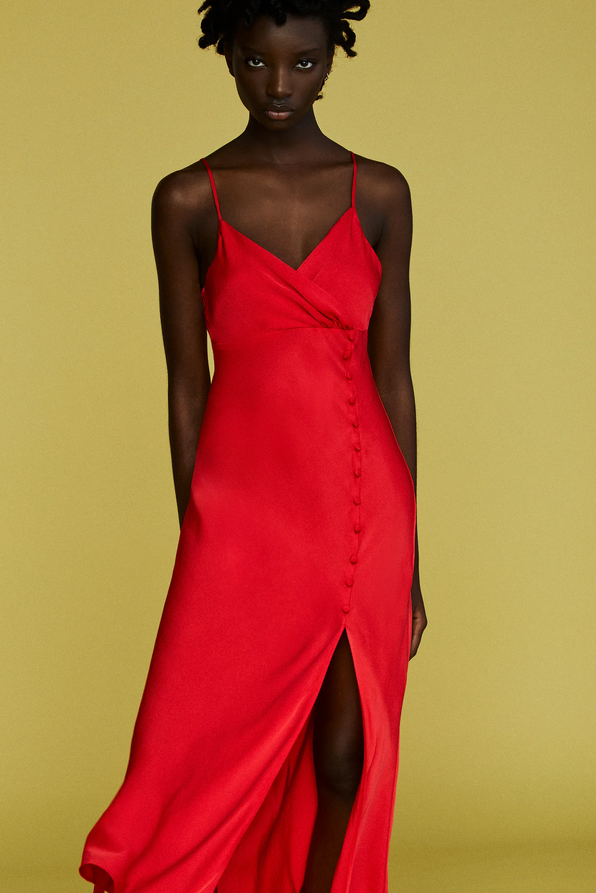 comerciante Depender de Comparación Zara recupera el vestido lencero rojo que arrasó en los 90 y lo presenta en  una versión mucho más elegante y sofisticada
