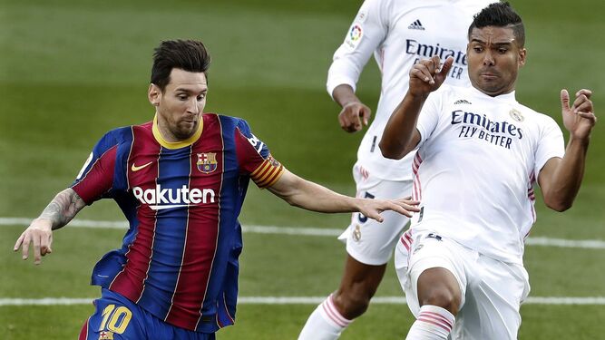 Messi controla el balón ante Casemiro en un clásico