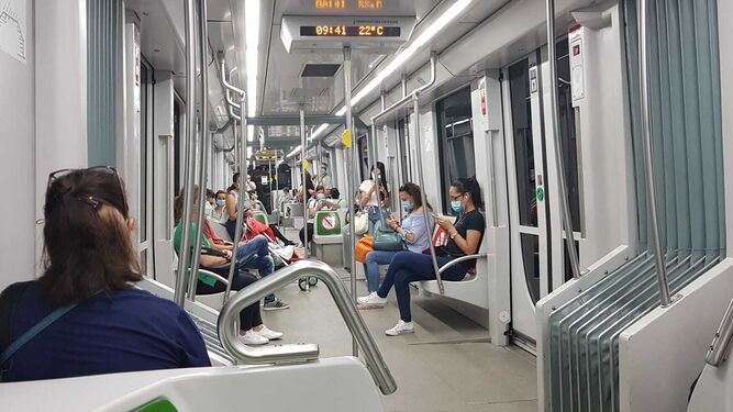 Pasajeros con mascarillas en el Metro de Sevilla.