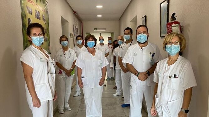 Profesionales del área de hospitalización en un pasillo de una de las plantas.