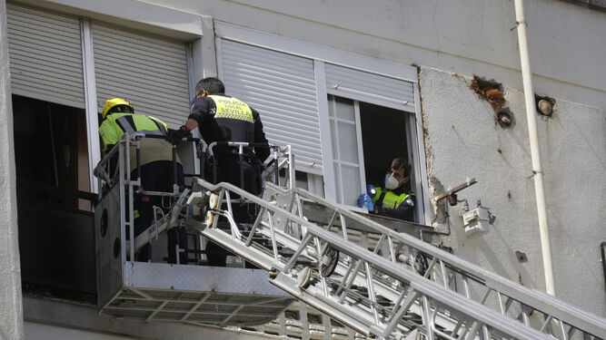 Policías locales inspeccionan una vivienda de Las Letanías con la ayuda de los Bomberos.