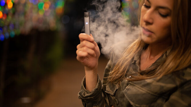 El vapeo  imita el hábito de fumar cigarrillos, facilitando la transición hacia el abandono del tabaco.