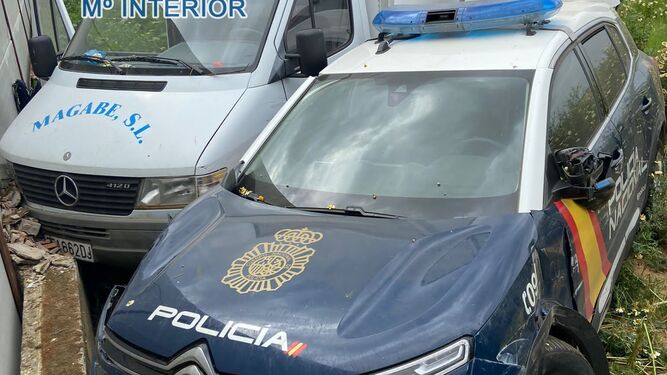 El camión robado y el patrullero de la Policía Nacional.