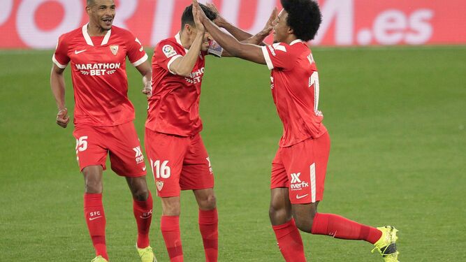 Koundé celebra con Acuña y Fernando su gol.
