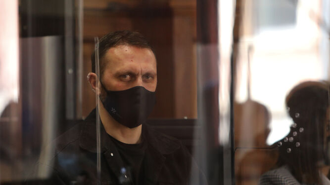 El acusado Norbert Feher, alias 'Igor el Ruso' declara en una cabina de cristal blindado.