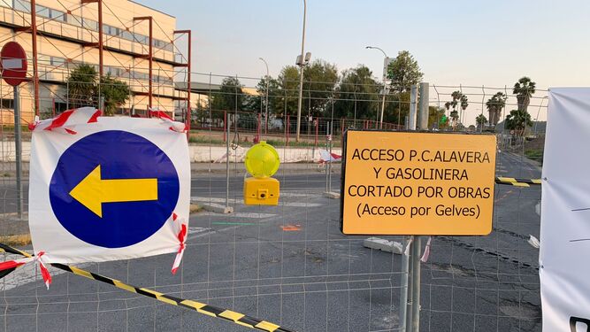 El acceso al parque empresarial Alavera cortado por las obras de Emasesa.