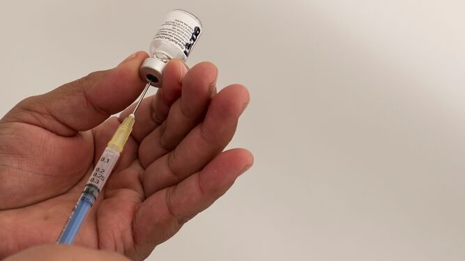 Una sanitaria triunfa en redes sociales al mostrar cómo reacciona su abuelo tras vacunarse del Covid