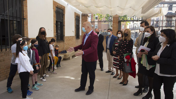 Javier Imbroda saluda a los alumnos del CEIP Altos Colegios de la Macarena.