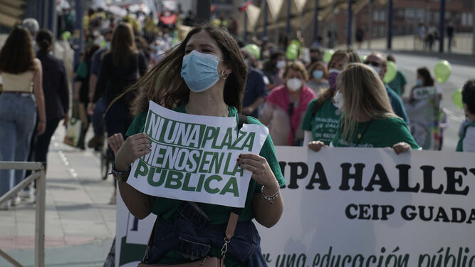 Manifestación el pasado sábado en Sevilla contra el cierre de aulas públicas.