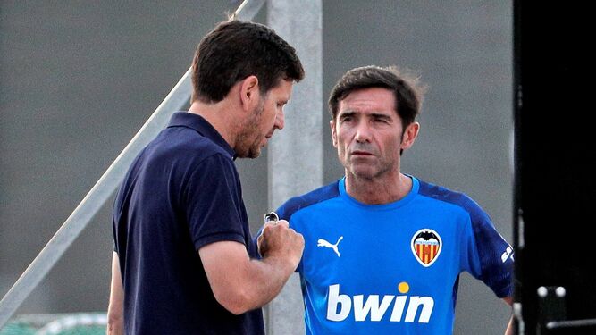 Marcelino conversa con Mateu Alemany en 2019, antes de ser destituido en el Valencia.