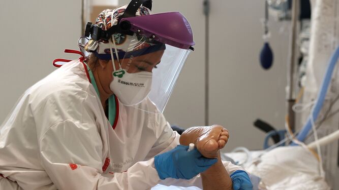 Una enfermera de la UCI del Complejo Hospitalario de Navarra atiende a un paciente.