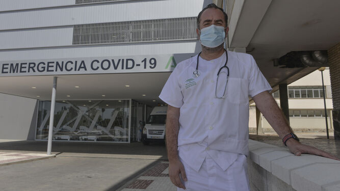 El doctor Antonio Ramos posa a las puertas del Hospital de Emergencia Covid-19 de Sevilla.