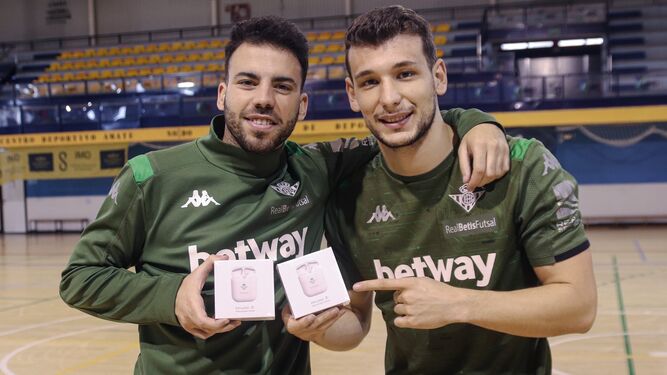 Elías Beltrán y Eric Pérez muestran sus premios como mejores jugadores en los meses de febrero y marzo.