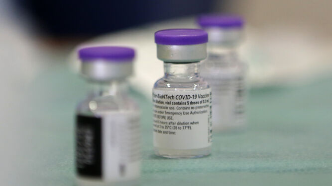 Botes de la vacuna de los laboratorios Pfizer-BioNTech contra el Covid -19, la primera que empezó a administrarse en España.