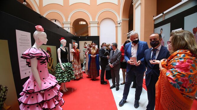 Una imagen de la inauguración de la exposición 'La evolución del traje de flamenca', que se puede ver en el Ayuntamiento hasta el 2 de mayo.