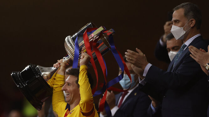 Messi recibe la Copa del Rey de manos de Felipe VI.