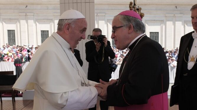 El nuevo arzobispo de Sevilla saluda al Papa Francisco.