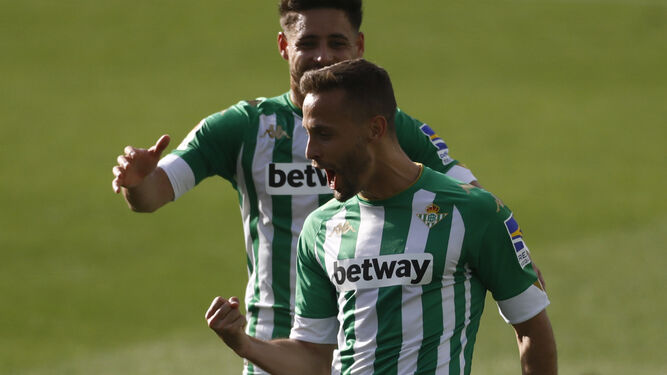 Canales celebra su gol con Álex Moreno.