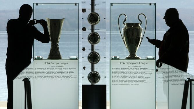 Perfiles de los trofeos de la Europa League (izquierda) y de la Champions (derecha)
