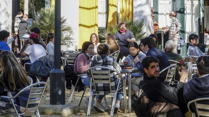 Un grupo de jóvenes en la terraza de un bar en el centro de Sevilla.