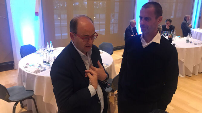 José Castro da explicaciones a Aleksander Ceferin a su llegada para el Congreso de la UEFA.