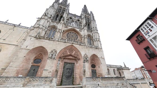 Representación artística de  las nuevas puertas de  bronce que se planea colocar en la fachada principal de  la catedral de  Burgos.