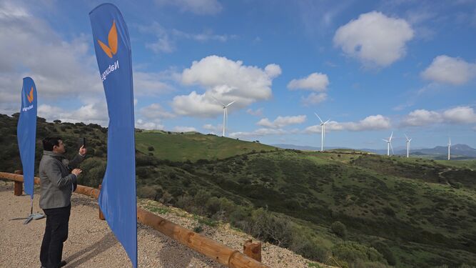 Imagen de archivo de la inauguración del nuevo parque eólico de Naturgy  en el Tesorillo.