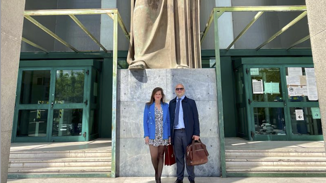 Ofelia Liñán y el abogado italiano Luigi Tozzi, en la Corte de Catania