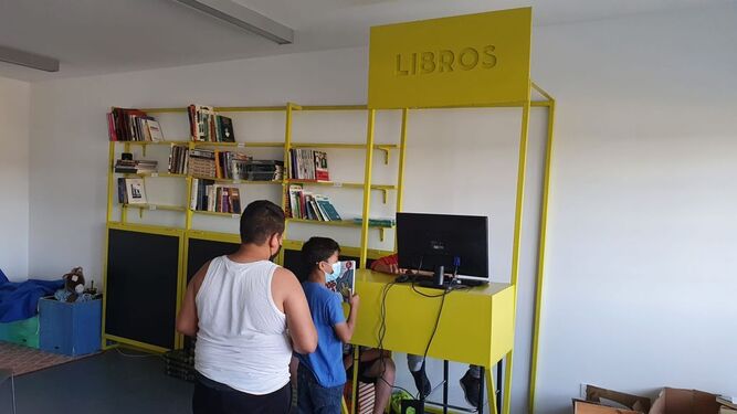 Algunos usuarios de la nueva sala de lectura en la Factoría Cultural