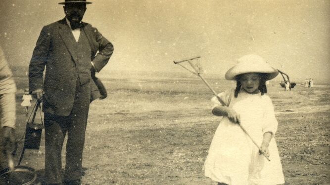 Claude Debussy con su hija Emma (Chouchou) en una playa de Normandía (1911).
