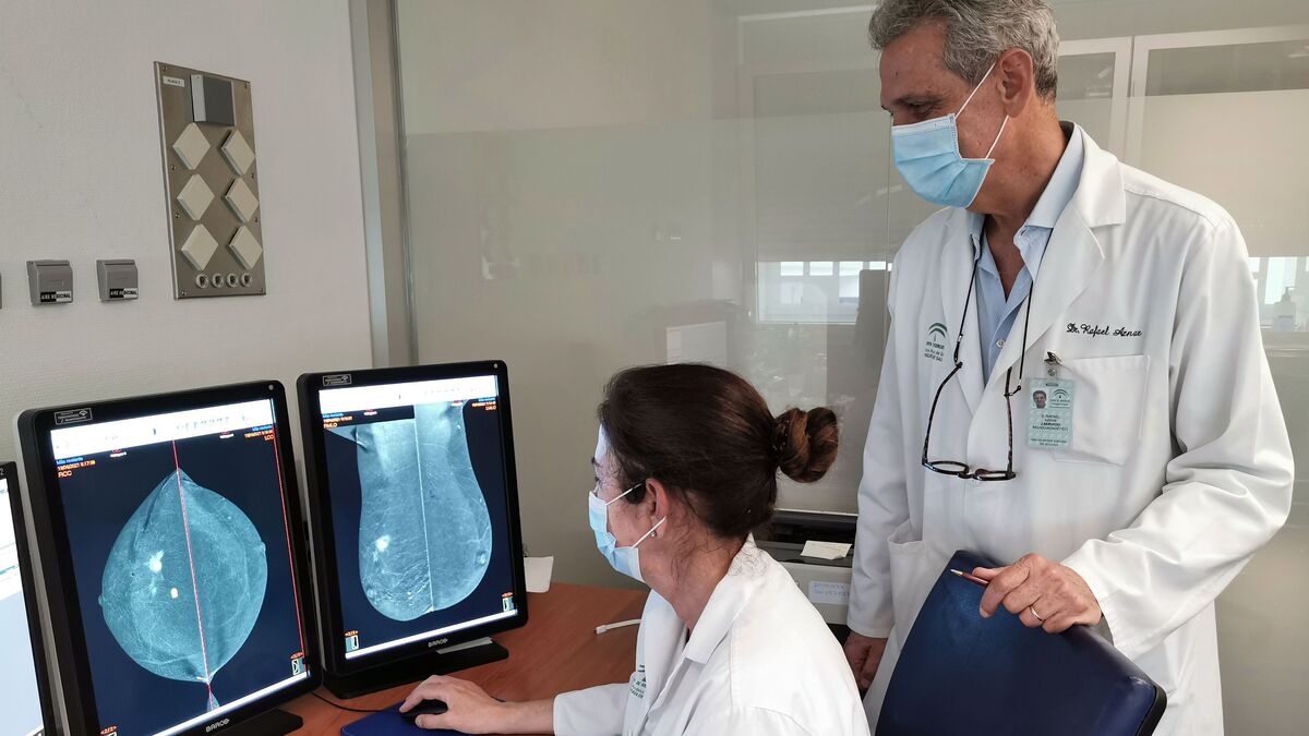 La radióloga Pilar Escobar junto al jefe del servicio de Radiodiagnóstico , Rafael Aznar, informando una mamografía realizada con la técnica de contraste.