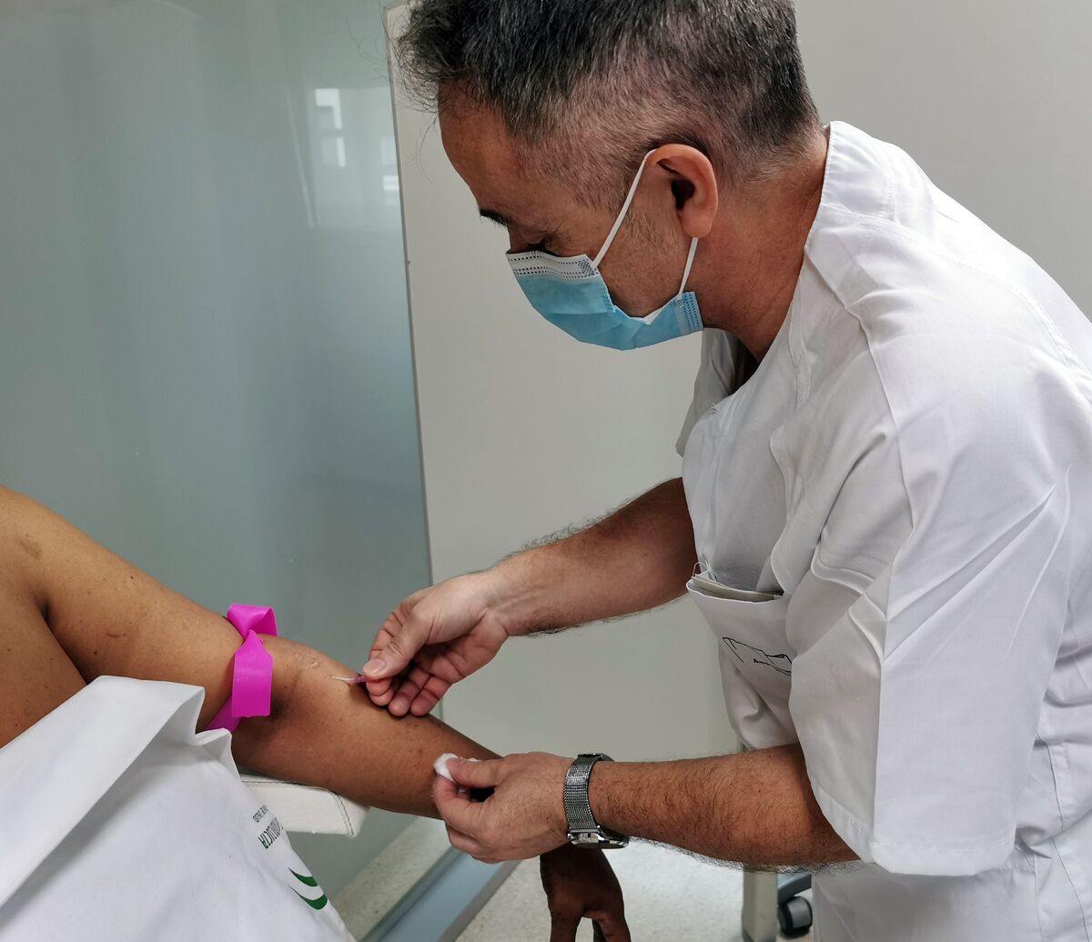 El enfermero Juan Talaverano administrando a una paciente el contraste para la mamografía.