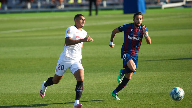 Diego Carlos persigue a Morales en el Levante-Sevilla de la pasada Liga.