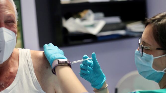 Una sanitaria inyecta una vacuna de Janssen a un paciente en Gijón.