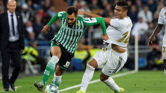 Borja Iglesias, en un duelo con Casemiro en el partido del curso pasado en el Bernabéu.