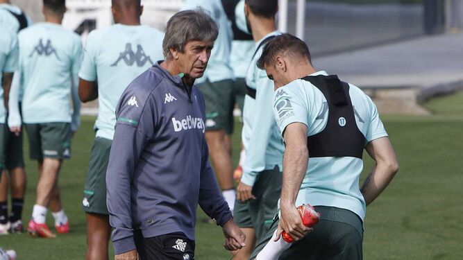 Manuel Pellegrini, junto a Joaquín en un entrenamiento.