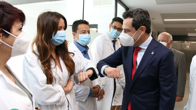 Juanma Moreno inaugura un centro de salud en Almería.
