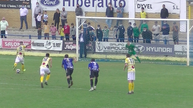 Feito anota de penalti en el 1-0 en el Coria-Lebrijana.