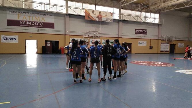 Las jugadoras del Surjet BM Montequinto, durante un tiempo muerto en Córdoba.