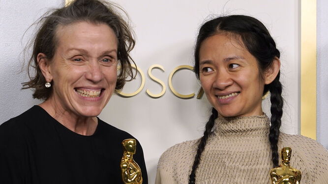 Frances McDormand y Chloé Zhao triunfan con 'Nomadland'.