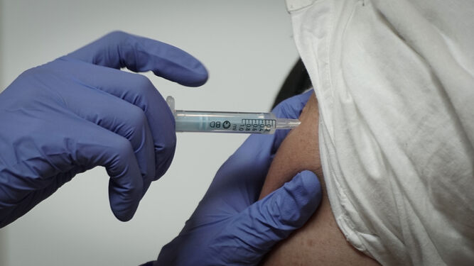 Una sanitaria inocula la vacuna de la covid a una persona