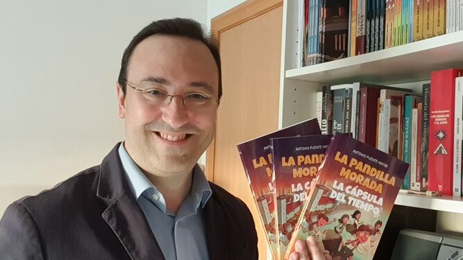 Antonio Puente Mayor con varios ejemplares de 'La cápsula del tiempo'.