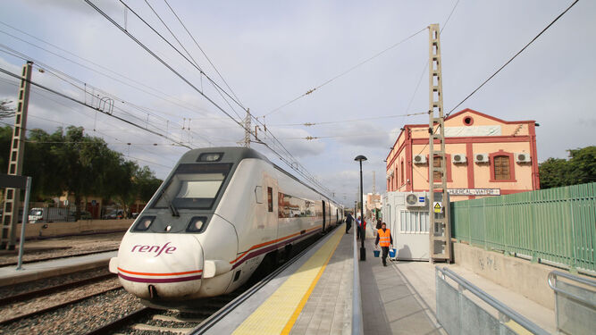 El Media Distancia que cubre la línea regional entre Almería y Sevilla preparado para su salida desde la estación del Bajo Andarax poco después de las dos del mediodía.