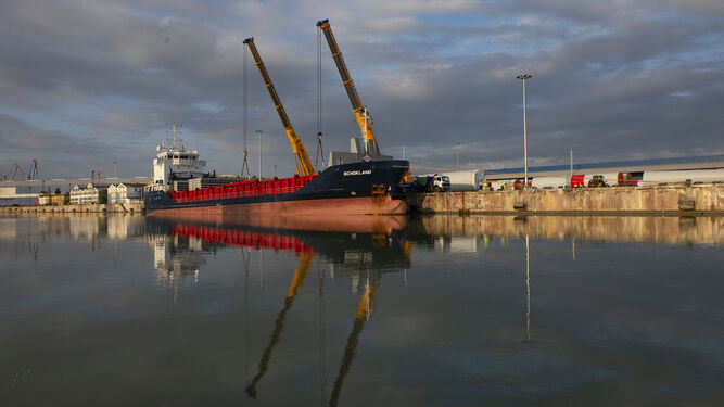 Un barco cargando torres eólicas fabricadas en el Puerto de Sevilla. / JUAN CARLOS VÁZQUEZ