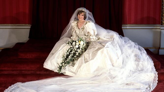 Lady Di, con el vestido de novia más famoso del siglo XX.